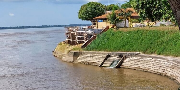 Muro de arrimo de Parintins: três anos de espera por reconstrução após desabamento