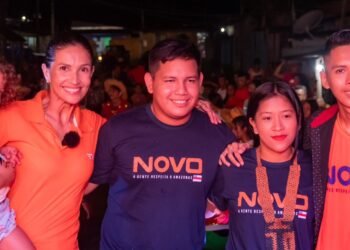 Michele Valadares com a juventude do Novo - (Foto: Sidney Simas)