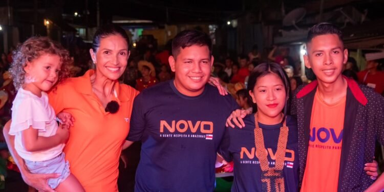 Michele Valadares com a juventude do Novo - (Foto: Sidney Simas)