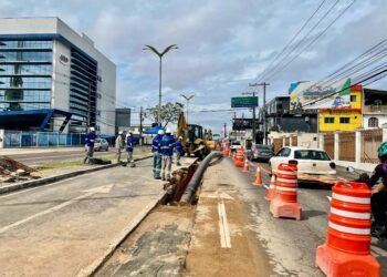 Implantação do sistema de esgotamento sanitário nos novos trechos da avenida - (Foto: Divulgação)