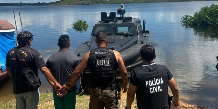 Suspeito sendo preso - (Foto: Divulgação/PC-AM)