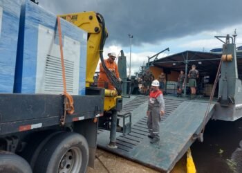 Usina sendo transportada para o município - (Foto: Divulgação SES-AM)