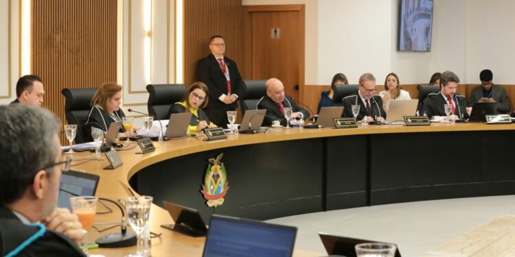 A sessão foi conduzida pela presidente da Corte de Conta