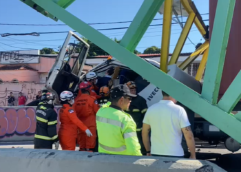 caminhão colide em limitador de altura