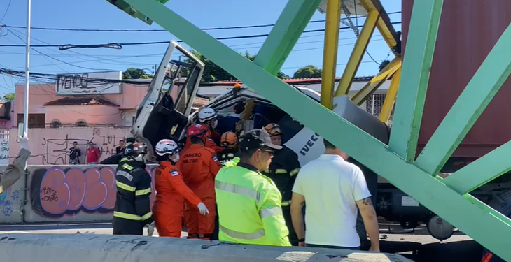 caminhão colide em limitador de altura
