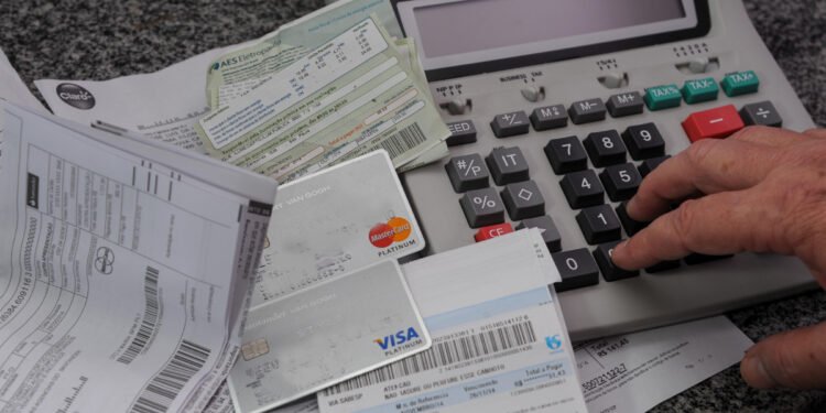 Especialistas aconselham a somar todas as contas com antecedência - (Foto: Reprodução)