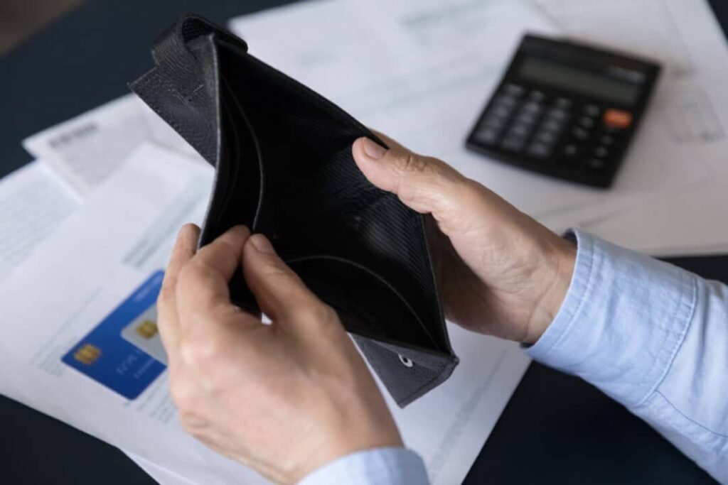 Carteira vazia simboliza a falta de dinheiro para quitas as contas - (Foto: Reprodução)