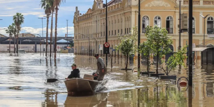 Milhares de pessoas ficaram sem casas devido às chuvas - (Foto: Rafa Neddmeyer)