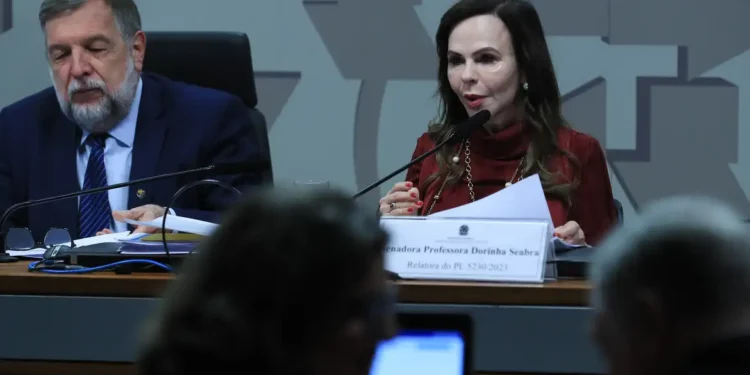 O texto aprovado prevê a ampliação da carga horária mínima total destinada à formação geral básica