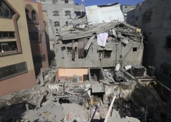 Ataque aéreo atinge escola e hospital em Gaza e deixa pelo menos 30 mortos