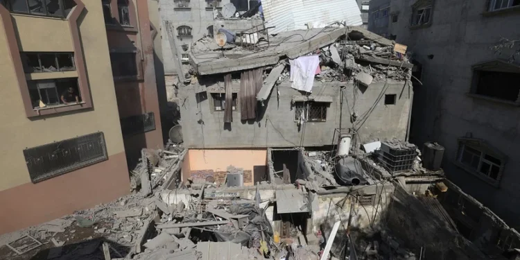 Ataque aéreo atinge escola e hospital em Gaza e deixa pelo menos 30 mortos