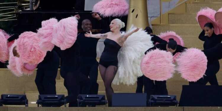 Com show pré-gravado, Lady Gaga abre cerimônia em Paris