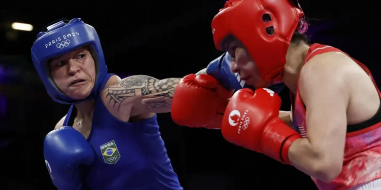 Bia Ferreira inicia torneio olímpico de boxe com triunfo incontestável