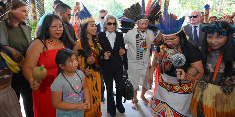 Ministra Cármen Lúcia visita indígenas e reforça empenho com as eleições 2024