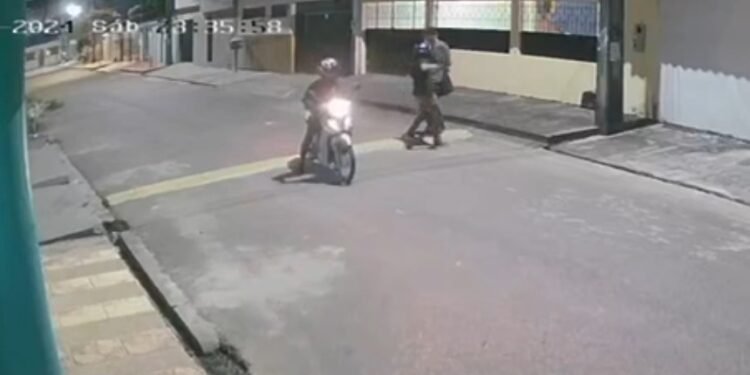 Imagens mostram momento que jovem reage a tentativa de assalto (Reprodução)