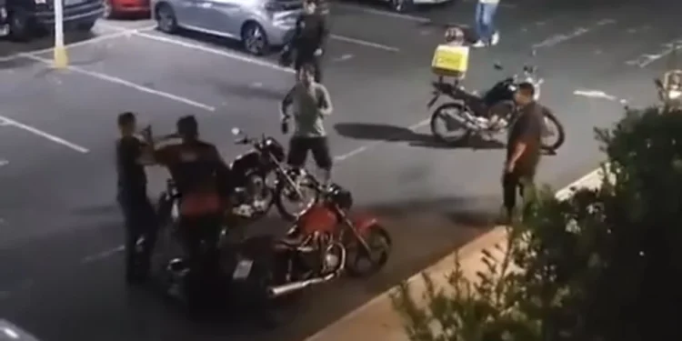 Motoboys agridem morador de condomínio que ameaçava entregador com facão (Reprodução)