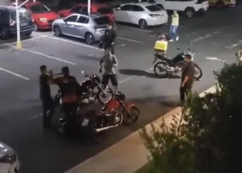 Briga entre morador e entregador