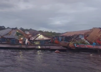 Balsas destroem flutuantes do Rio Negro no AM