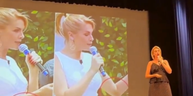 Ana Hickmann chora em palestra ao relembrar violência doméstica