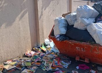 Sacos com livros jogados na frente da escola