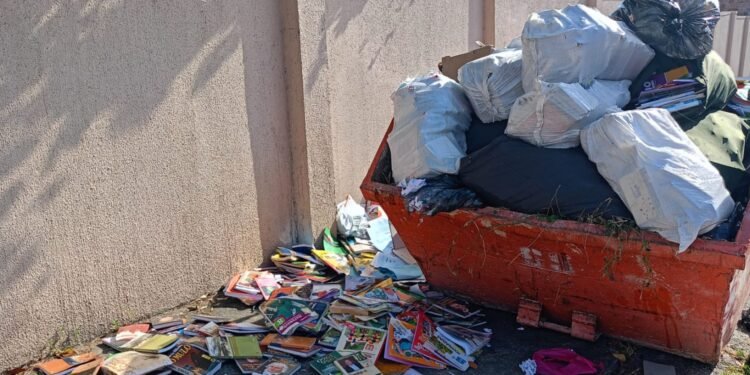 Sacos com livros jogados na frente da escola
