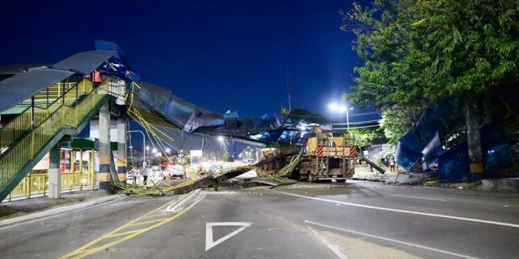 Agentes do IMMU orientam motoristas após queda de passarela na Torquato Tapajós