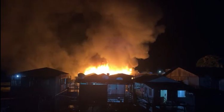 Casas são atingidas por incêndio de grandes proporções em Nhamundá (Reprodução)