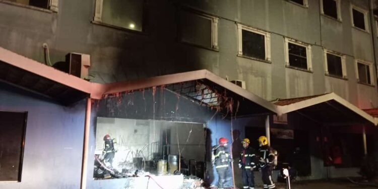 Reprografia é atingida por incêndio na zona Centro-Sul (Divulgação/CBMAM)