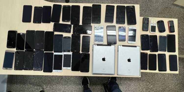 Aparelhos celulares apreendidos - (Foto: Divulgação/PC-AM)