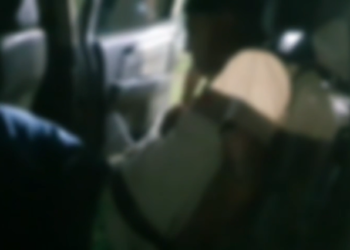 Diogo Ferreira Garcia, conhecido como “DG”, algemado na área interna da viatura (Divulgação/PC-AM)