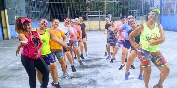 Ena Kremer e suas alunas durante aula do projeto "SuperAÇÃO", no conjunto Nova República (Arquivo Pessoal)
