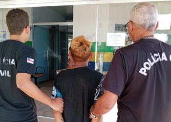 Suspeito sendo detido - (Foto: Divulgação/PC-AM)