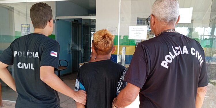 Suspeito sendo detido - (Foto: Divulgação/PC-AM)