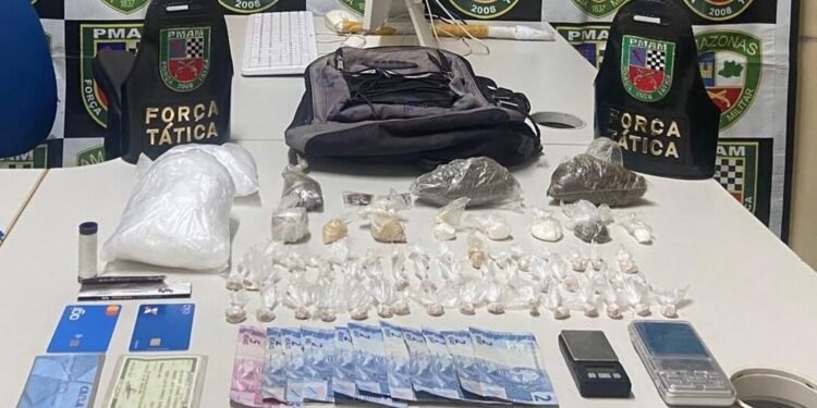 Polícia Militar apreende drogas em área de mata, em Iranduba