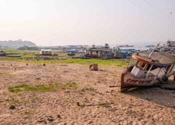 Barco encalhado durante seca histórica de 2023, no bairro Educandos, em Manaus (João Dejacy/Rios de Notícias)