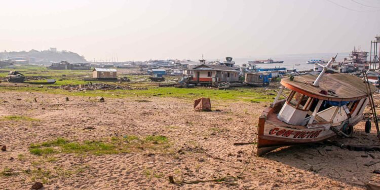 Barco encalhado durante seca histórica de 2023, no bairro Educandos, em Manaus (João Dejacy/Rios de Notícias)