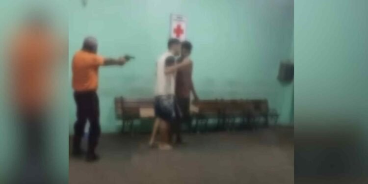 Segurança expulsa homem em situação de rua do SPA do Alvorada (Reprodução)