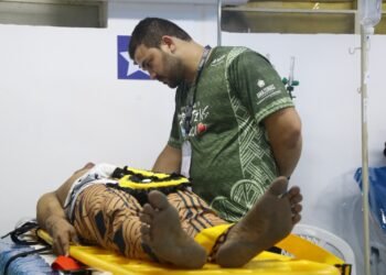 Os sinais e sintomas apresentados pelos pacientes incluíram dor no corpo