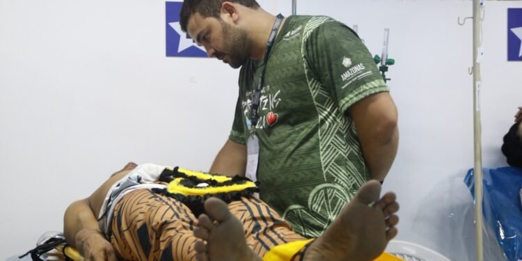 Os sinais e sintomas apresentados pelos pacientes incluíram dor no corpo