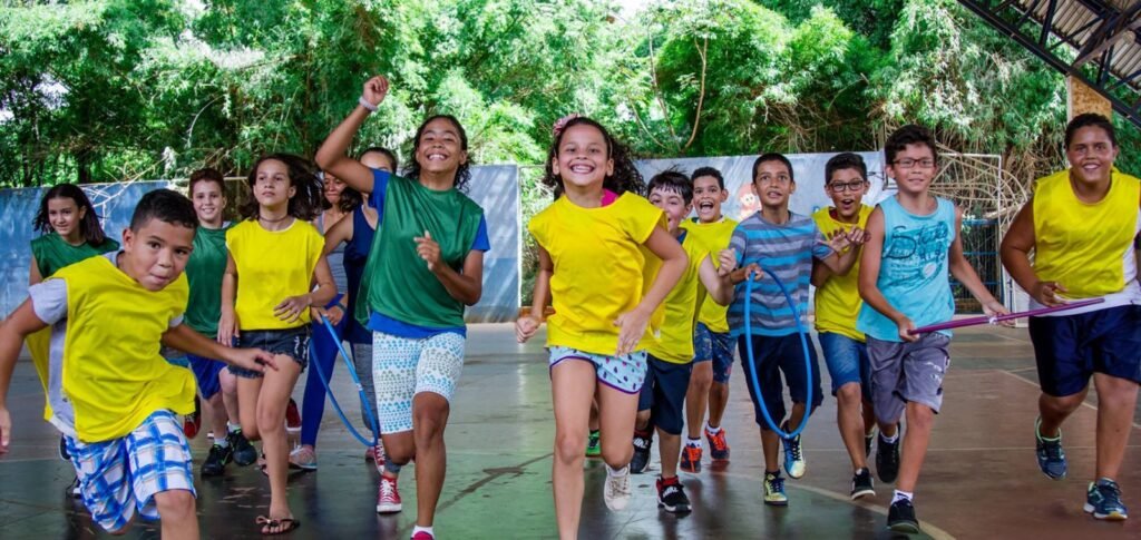 Muitas colônias de férias são realizadas em locais ao ar livre