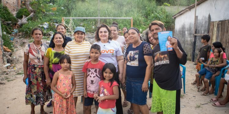 Pré-candidata Maria do Carmo foi ver de perto os problemas enfrentados pelos moradores do beco da Paciência, localizado no bairro Petrópolis - (Foto: Dalton Souza/ Novo)