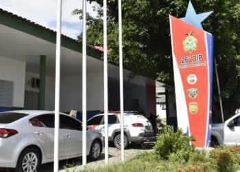 No local, os PMs encontraram o suspeito que disse não ter agredido a companheira, mas sim, se defendido