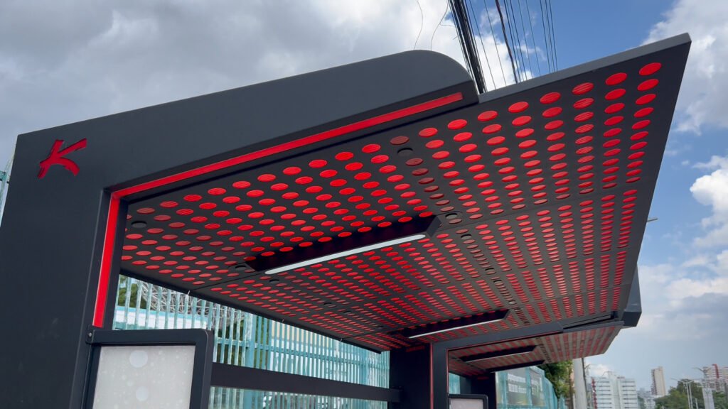 Nova parada de ônibus - (Foto: Hudson Neris/ Rios de Notícias)