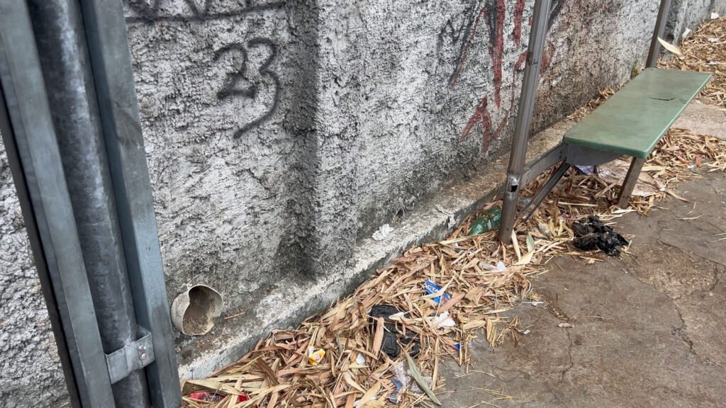 Situação das paradas de ônibus em Manaus - (Foto: Reprodução)