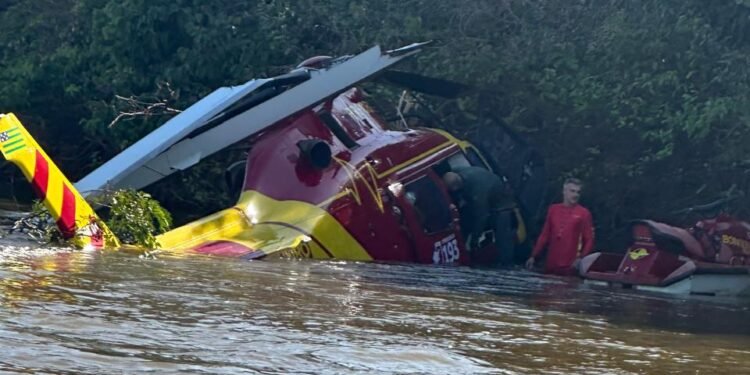 As imagens mostram o helicóptero sobrevoando a região e, em seguida, caindo próximo à mata
