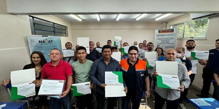 Diretor-presidente do Detran-Am, Wendell Waughan, com os contemplados