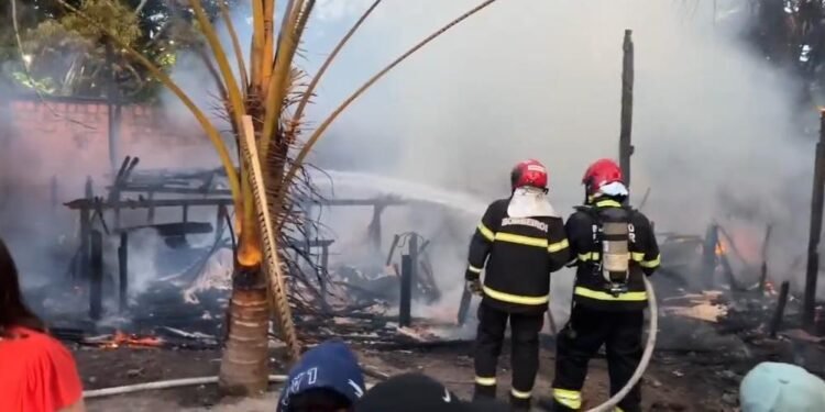 Incêndio na zona Leste da cidade consome casa de madeira