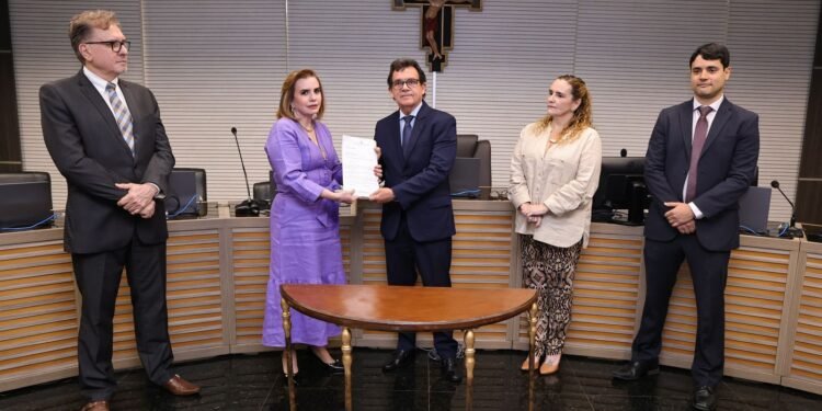 TCE-AM entrega lista de contas rejeitadas à Justiça Eleitoral