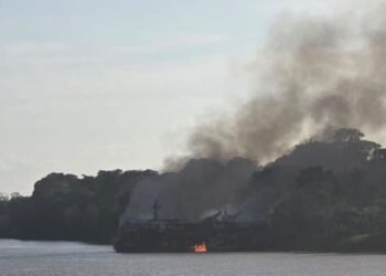 Vídeo: Em novo incidente, mais um barco pega fogo no rio Solimões