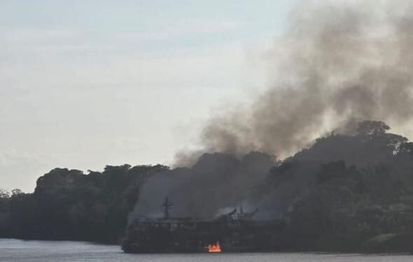 Vídeo: Em novo incidente, mais um barco pega fogo no rio Solimões